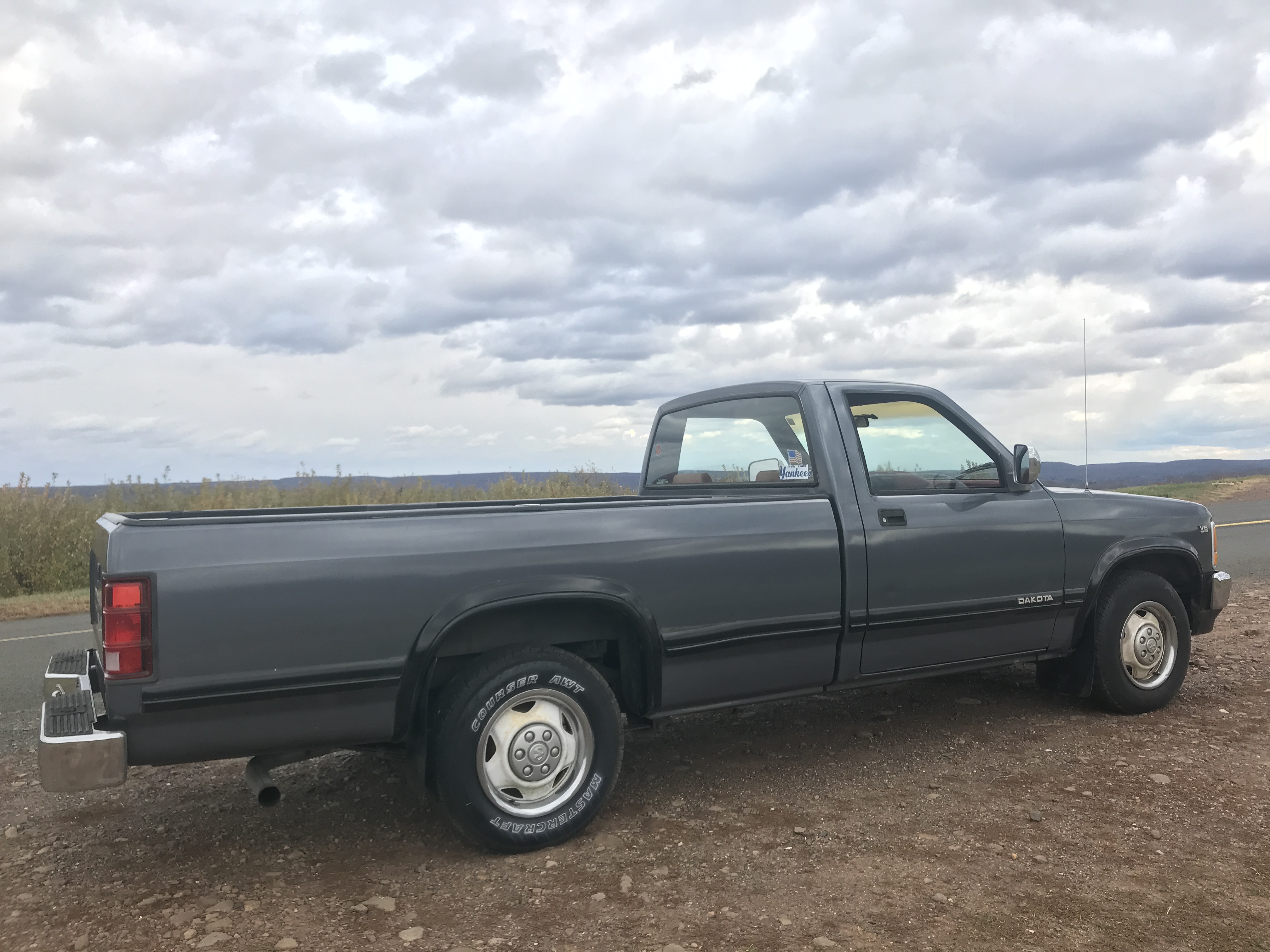 1991 Dodge Dakota Pickup ONE OWNER 117K 8 foot bed and roomy bench seating NICE — photo 75